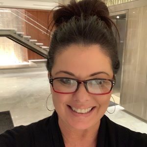 Meet your Posher, Ddebra